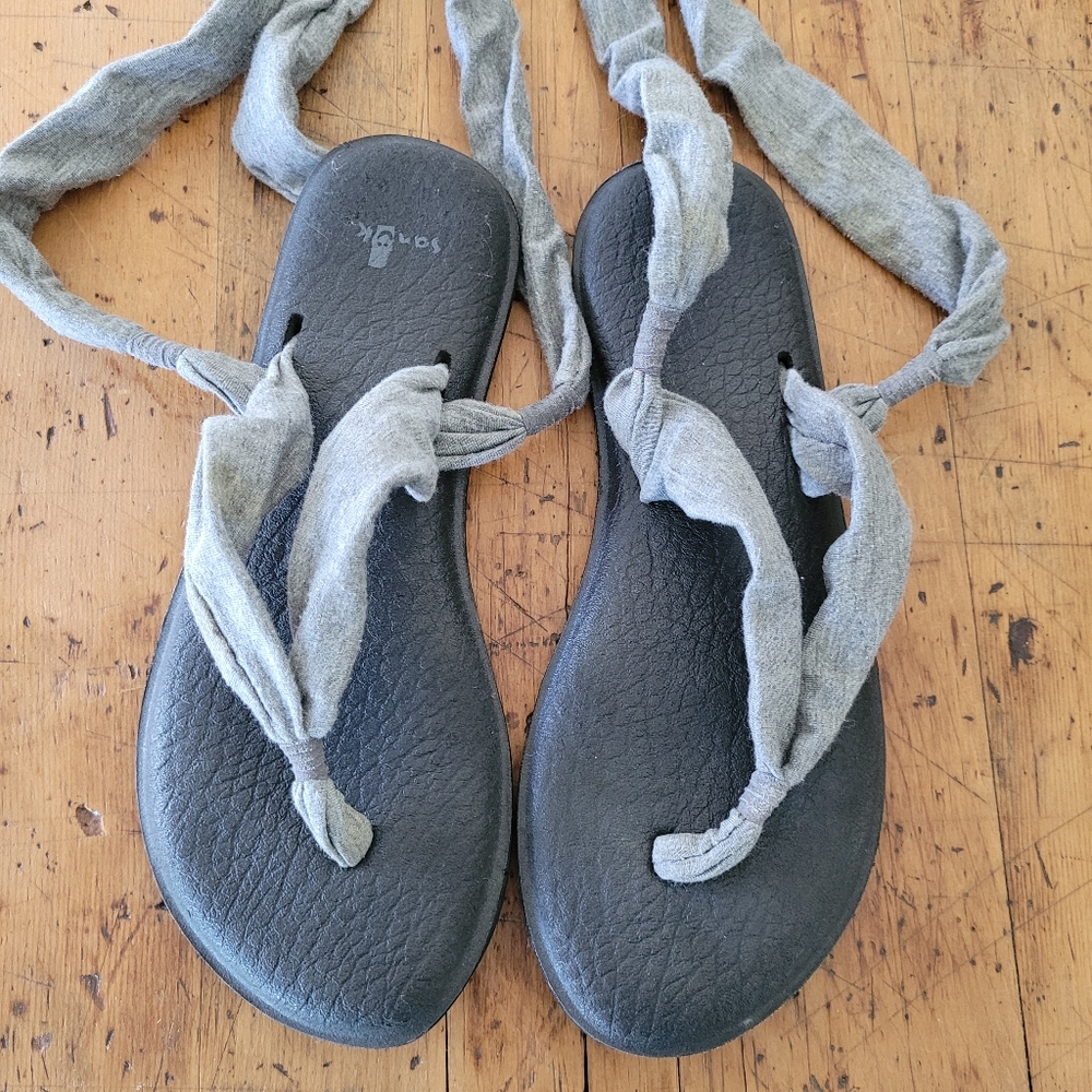Sanuk Yoga Mat Tie up gray Sandals size 6